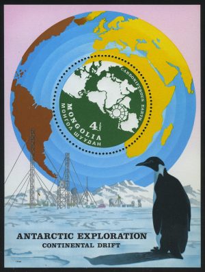 1980. Монголия. Блок "Антарктические животные и исследования. Карта мира, показывающая дрейф континентов"