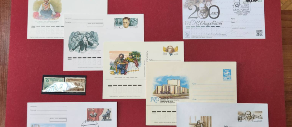 Михаил Бернер принёс в дар Кинешемскому театру конверты и марки с Островским